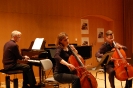 Tamara Melikian und Markus Jung vom Dúo Céllico zusammen mit Roland Vieweg am Flügel während ihres Konzertteils im Eröffnungs-Triptychon der 