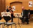 Markus Jung (Vc) & Harald Oeler (Akk) proben für ihren Auftritt im Kursabschluss-Konzert am 31.10.2016 innerhalb der 
