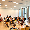 Michael Falk, projects4cellos und Kursteilnehmer bei der Abschlusspräsentation des Cello-Orchester-Workshops innerhalb der 