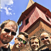 Die Vier EvangCellisten vor ihrem Konzert in der St.-Nikolai-Kirche im Seebad Altefähr auf der Insel Rügen mit Florian (Bischof) für den verhinderten Lukas (Foto: Archiv)
