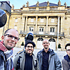 projects4cellos stehen nach ihrem Auftritt vor dem UNESCO Weltkulturerbe Markgräfliches Opernhaus Bayreuth 2022 mit Alexandre (Castro-Balbi) für den verhinderten Lukas (Foto: Archiv)